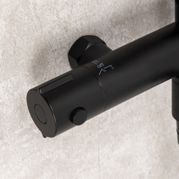 Смеситель д/ванны термостатич. со стойкой для душа+ручной и тропич.душ черный Milardo ILSBLTHM06*1/3