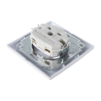 Розетка Intro Plano СП 1-мест. белая бз 2P16А-250В IP20 1-201-01